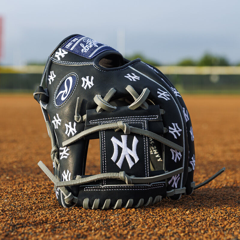 New York Yankees Heart of the Hide 11.75-Inch Infield Glove, Right Hand Throw