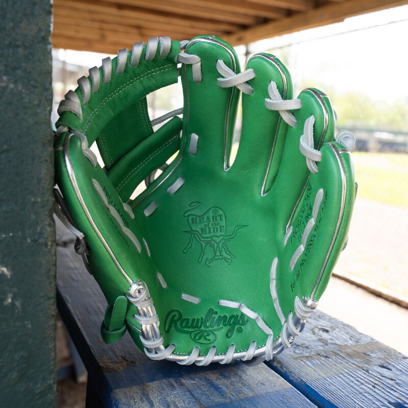 Picture of the palm of a Rawlings exclusive 11.5" R2G Heart of the Hide Kelly Green glove leaned against a wall