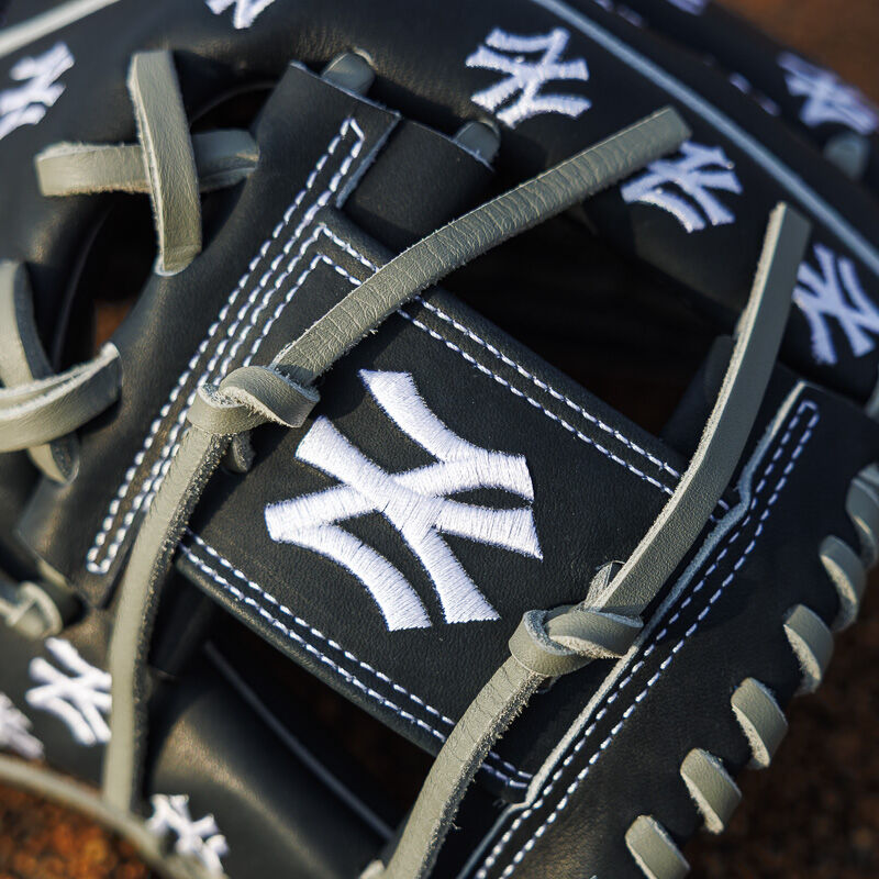 New York Yankees Heart of the Hide 11.75-Inch Infield Glove, Right Hand Throw