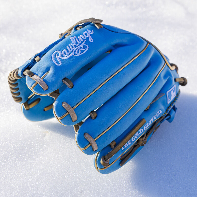Picture of the Columbia blue finger tips of a exclusive R2G Heart of the Hide 11.75" glove