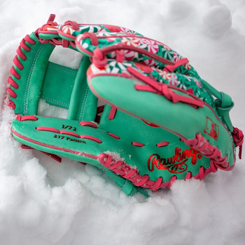 Exclusive Heart of the Hide 11.5-Inch Holiday Glove, Right Hand Throw