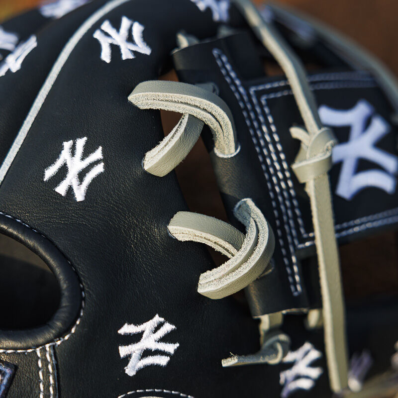 New York Yankees Heart of the Hide 11.75-Inch Infield Glove, Right Hand Throw