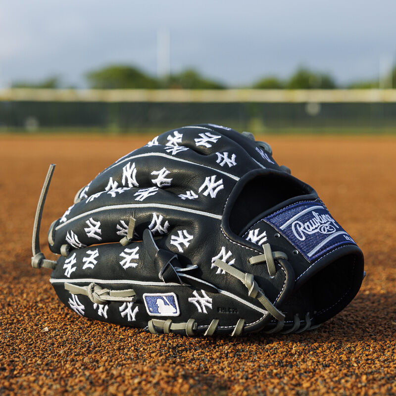 New York Yankees Heart of the Hide 11.75-Inch Infield Glove, Right Hand Throw