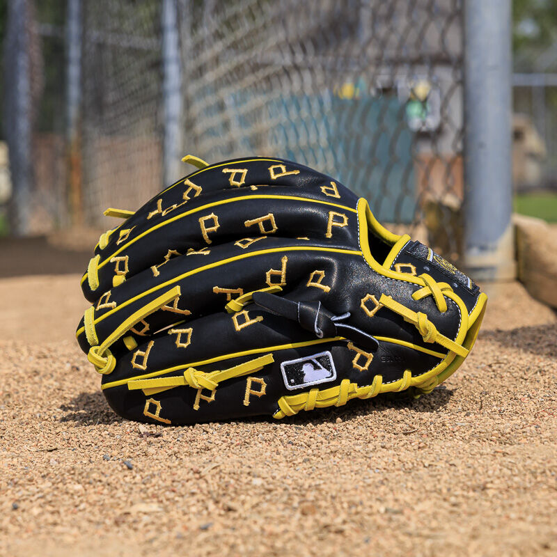 Pittsburgh Pirates Heart of the Hide 11.75-Inch Infield Glove, Right Hand Throw