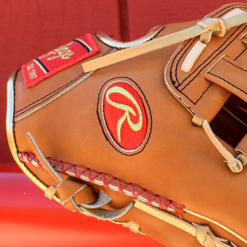 Hand-sewn welting and red Oval-R logo on the thumb of a Sierra Romero Heart of the Hide glove - SKU: PROSR32