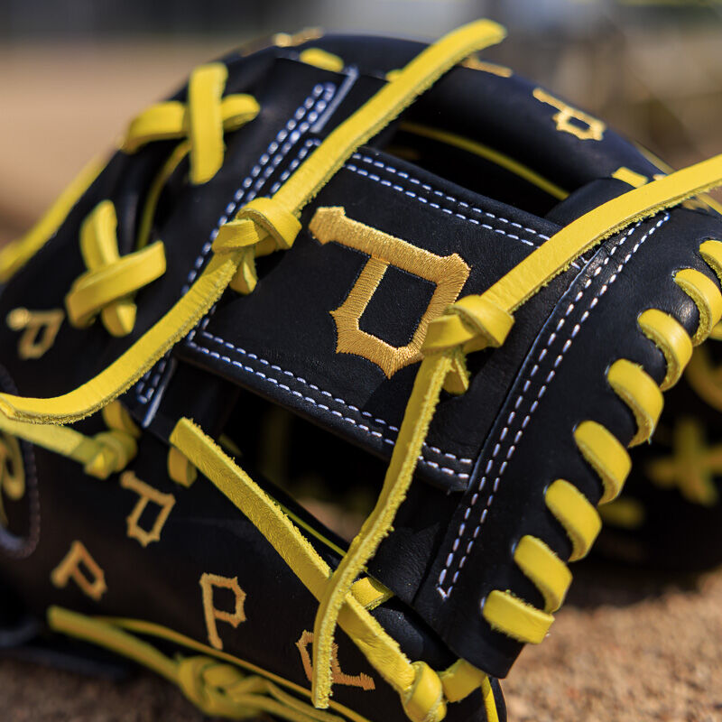Pittsburgh Pirates Heart of the Hide 11.75-Inch Infield Glove, Right Hand Throw