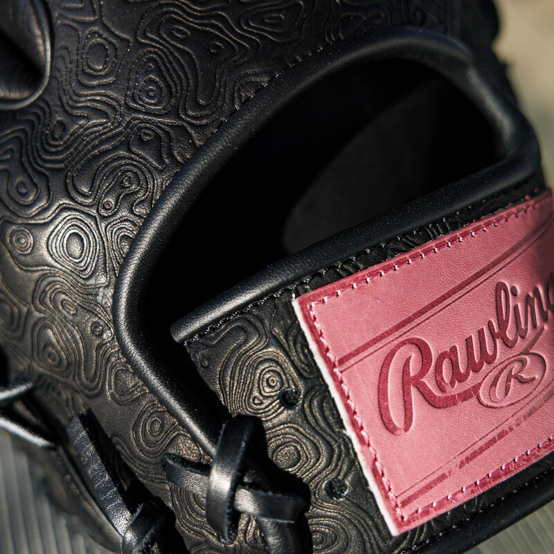 Picture of the back hand opening of a Rawlings R2G Heart of the Hide 11.5" glove