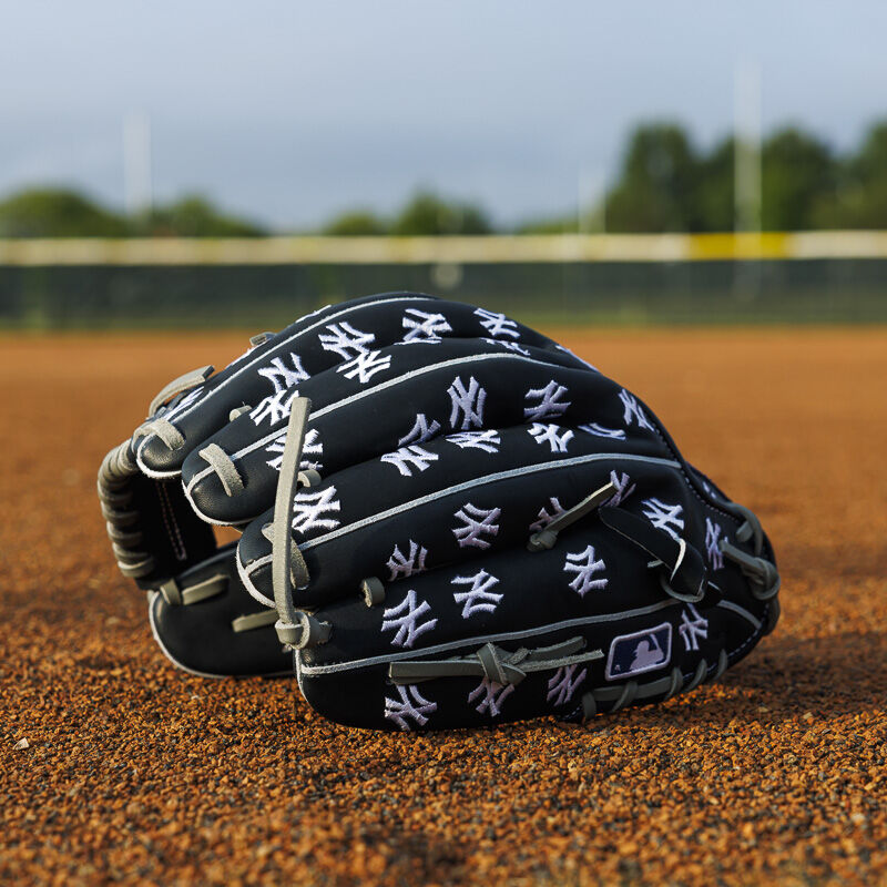 New York Yankees Heart of the Hide 11.75-Inch Infield Glove, Right Hand Throw