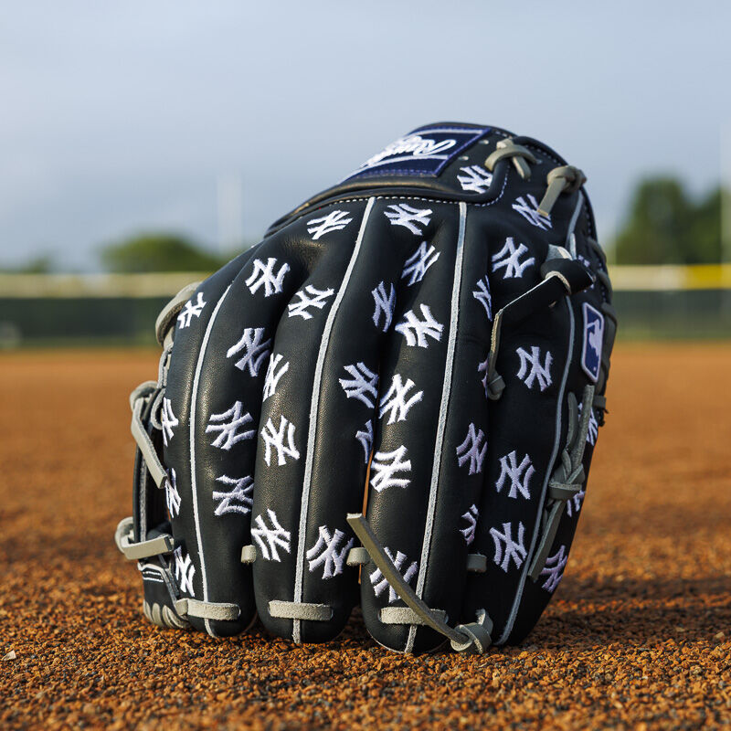 New York Yankees Heart of the Hide 11.75-Inch Infield Glove, Right Hand Throw