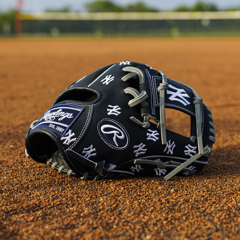 New York Yankees Heart of the Hide 11.75-Inch Infield Glove, Right Hand Throw
