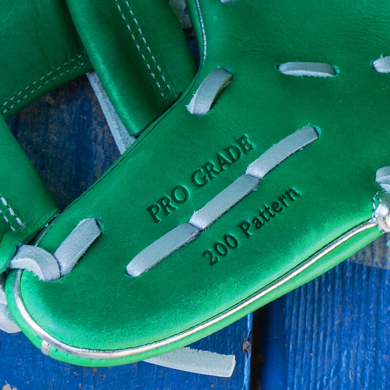 Picture of the thumb stamp on a Rawlings exclusive 11.5" R2G Heart of the Hide Kelly Green glove