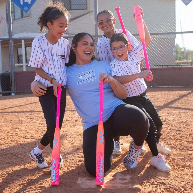 Jocelyn Alo with three young players and pink Rawlings ALO78 -12 fastpitch softball bats