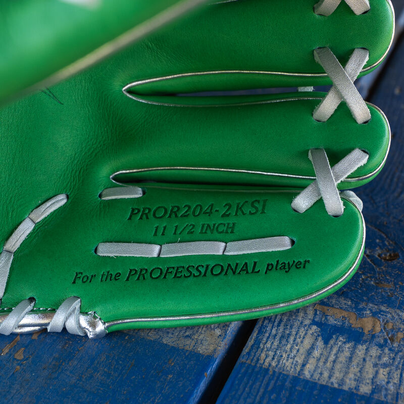 Picture of the pinky stamp on a Rawlings exclusive 11.5" R2G Heart of the Hide Kelly Green glove