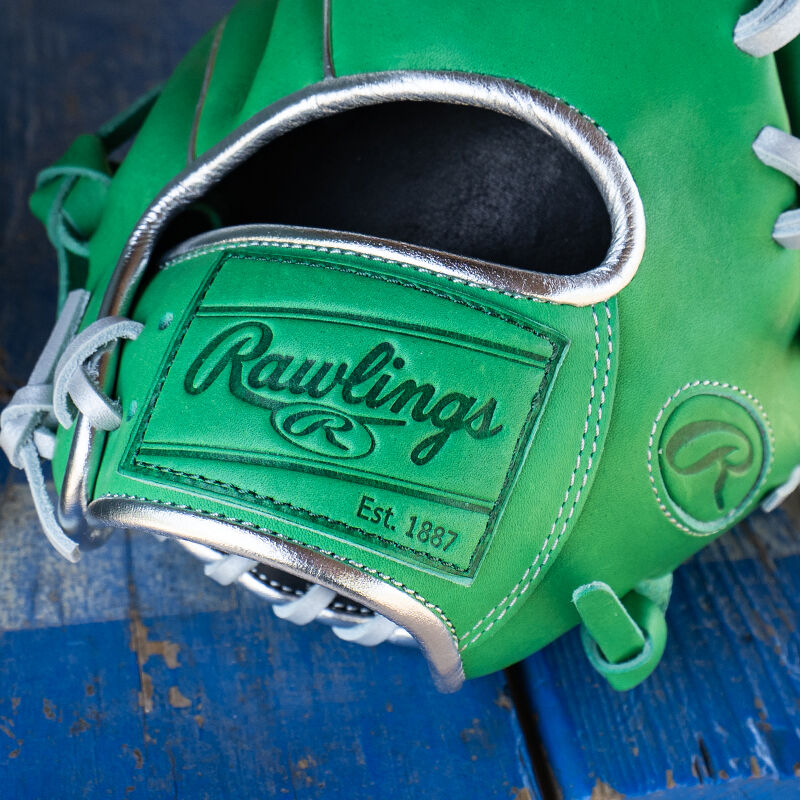Picture of the kelly green leather Rawlings patch on an exclusive 11.5" R2G Heart of the Hide Kelly Green glove