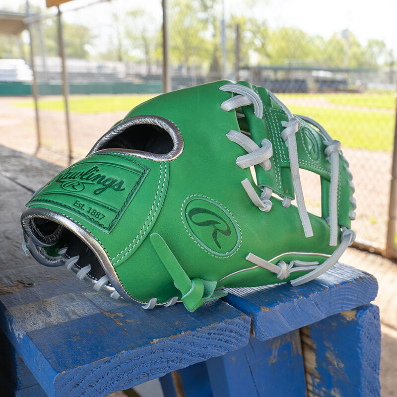Picture of a Rawlings exclusive 11.5" R2G Heart of the Hide Kelly Green glove on a table