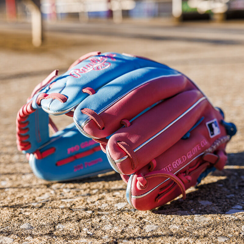 Picture of the pink fingertips of a Heart of the Hide R2G 11.5" infield glove