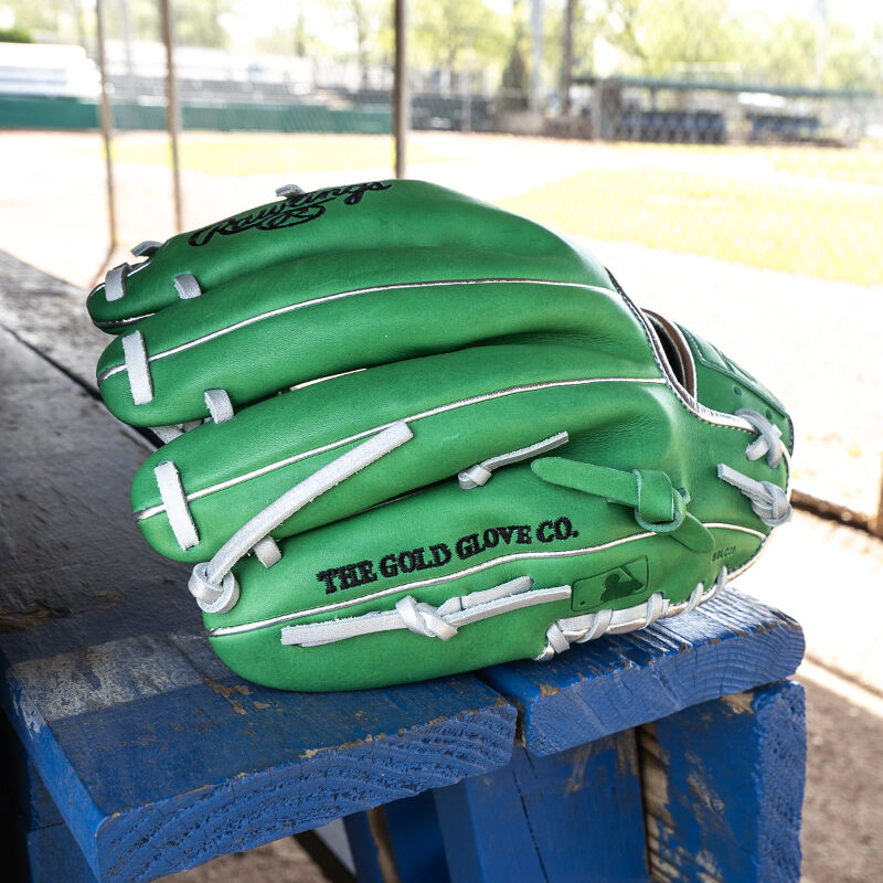 Picture of the back of a Rawlings exclusive 11.5" R2G Heart of the Hide Kelly Green glove on a table