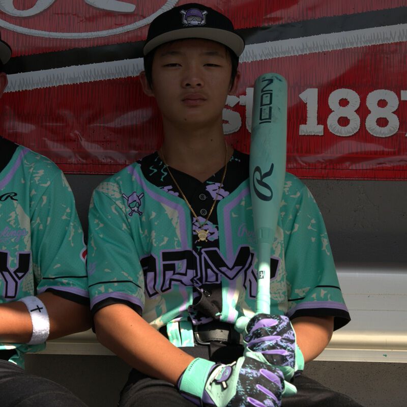 A player holding a 2026 Rawlings Icon USSSA baseball bat against his shoulder loading=